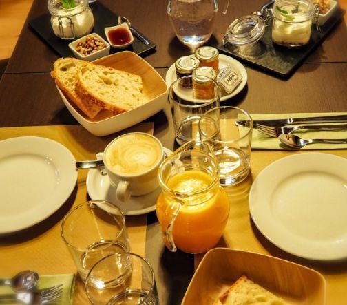 Breakfast<br/>service